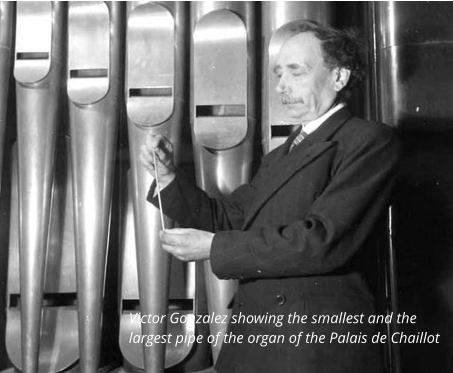 Victor Gonzalez showing the smallest and the largest pipe of the organ of the Palais de Chaillot